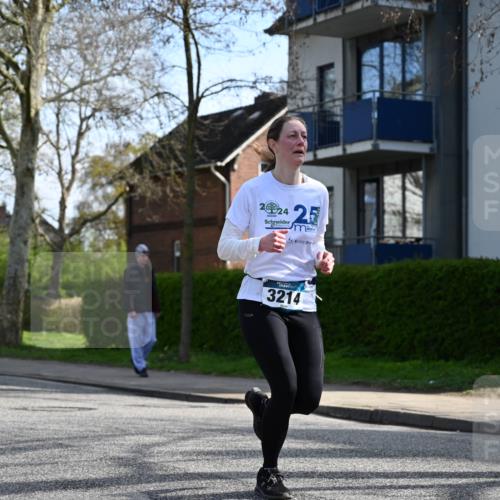 12.04.2026 - 45. Internationalen Wilhelmsburger Insellauf J. Mangold http://msf.ph/oto/9459036 12.04.2026 10:38:24 Ziel 2605, 2614, 4063, 3214, 2710, 4264, 3911, 5511, 4679, 4679, 2115, 3066 meine-sportfotos.de