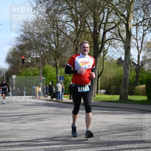 12.04.2026 - 45. Internationalen Wilhelmsburger Insellauf J. Mangold http://msf.ph/oto/9459045 12.04.2026 10:38:25 Ziel 2605, 2614, 4063, 3214, 2710, 4264, 3911, 5511, 4679, 2115, 3066, 5521 meine-sportfotos.de