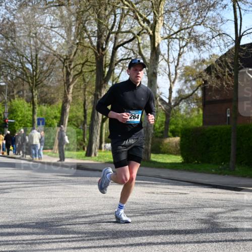 12.04.2026 - 45. Internationalen Wilhelmsburger Insellauf J. Mangold http://msf.ph/oto/9459063 12.04.2026 10:38:33 Ziel 4063, 3214, 2710, 4264, 3911, 5511, 4679, 2115, 3066, 5521, 3139 meine-sportfotos.de