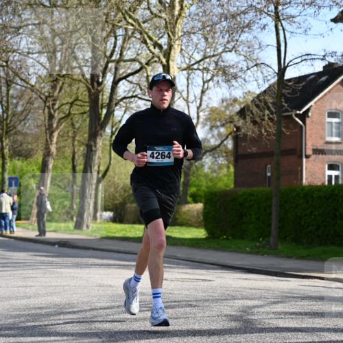 12.04.2026 - 45. Internationalen Wilhelmsburger Insellauf J. Mangold http://msf.ph/oto/9459066 12.04.2026 10:38:33 Ziel 4063, 3214, 2710, 4264, 3911, 5511, 4679, 2115, 3066, 5521, 3139 meine-sportfotos.de