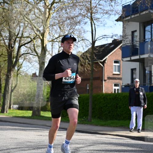 12.04.2026 - 45. Internationalen Wilhelmsburger Insellauf J. Mangold http://msf.ph/oto/9459072 12.04.2026 10:38:34 Ziel 4063, 3214, 2710, 4264, 3911, 5511, 4679, 2115, 3066, 5521, 3139 meine-sportfotos.de