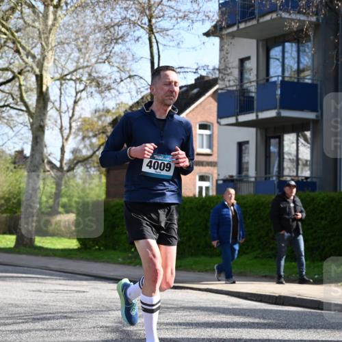 12.04.2026 - 45. Internationalen Wilhelmsburger Insellauf J. Mangold http://msf.ph/oto/9459171 12.04.2026 10:39:11 Ziel 3066, 5521, 3139, 4009, 4608, 2878, 3110, 4040, 4325, 4871, 4393, 4976, 3043, 5405, 5331, 2521, 2953, 2953, 4522, 3442, 5688, 3834, 4629 meine-sportfotos.de