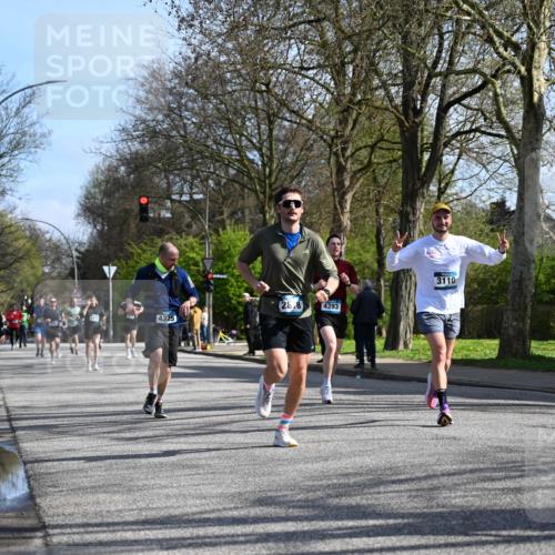 12.04.2026 - 45. Internationalen Wilhelmsburger Insellauf J. Mangold http://msf.ph/oto/9459197 12.04.2026 10:39:19 Ziel 4009, 4608, 2878, 3110, 4040, 4325, 4871, 4393, 4976, 3043, 5405, 5331, 5331, 2521, 2953, 4522, 3442, 3442, 5688, 3834, 4629, 4401 meine-sportfotos.de