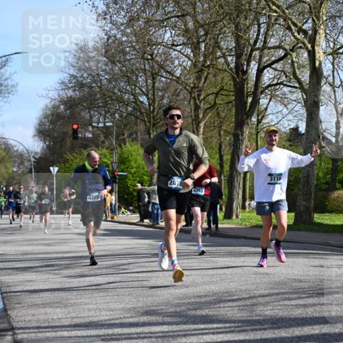 12.04.2026 - 45. Internationalen Wilhelmsburger Insellauf J. Mangold http://msf.ph/oto/9459201 12.04.2026 10:39:19 Ziel 4009, 4608, 2878, 3110, 4040, 4325, 4871, 4393, 4976, 3043, 5405, 5331, 5331, 2521, 2953, 4522, 3442, 3442, 5688, 3834, 4629, 4401 meine-sportfotos.de