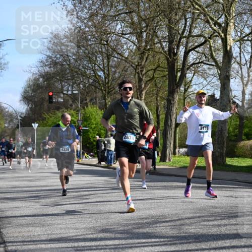 12.04.2026 - 45. Internationalen Wilhelmsburger Insellauf J. Mangold http://msf.ph/oto/9459202 12.04.2026 10:39:19 Ziel 4009, 4608, 2878, 3110, 4040, 4325, 4871, 4393, 4976, 3043, 5405, 5331, 5331, 2521, 2953, 4522, 3442, 3442, 5688, 3834, 4629, 4401 meine-sportfotos.de