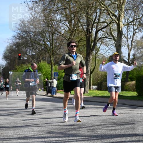12.04.2026 - 45. Internationalen Wilhelmsburger Insellauf J. Mangold http://msf.ph/oto/9459206 12.04.2026 10:39:20 Ziel 4009, 4608, 2878, 3110, 4040, 4325, 4871, 4393, 4976, 3043, 5405, 5331, 2521, 2953, 4522, 3442, 5688, 5688, 3834, 4629, 4401 meine-sportfotos.de