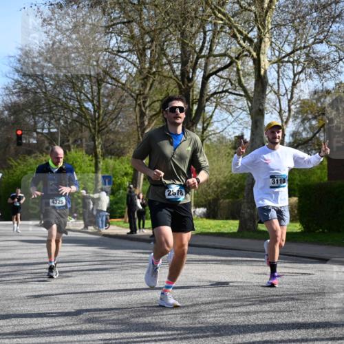 12.04.2026 - 45. Internationalen Wilhelmsburger Insellauf J. Mangold http://msf.ph/oto/9459211 12.04.2026 10:39:20 Ziel 4009, 4608, 2878, 3110, 4040, 4325, 4871, 4393, 4976, 3043, 5405, 5331, 2521, 2953, 4522, 3442, 5688, 5688, 3834, 4629, 4401 meine-sportfotos.de