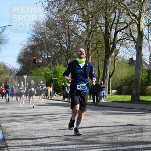 12.04.2026 - 45. Internationalen Wilhelmsburger Insellauf J. Mangold http://msf.ph/oto/9459224 12.04.2026 10:39:21 Ziel 4009, 4608, 2878, 3110, 4040, 4325, 4871, 4393, 4976, 3043, 5405, 5331, 2521, 2953, 4522, 3442, 5688, 3834, 4629, 4401, 2100 meine-sportfotos.de