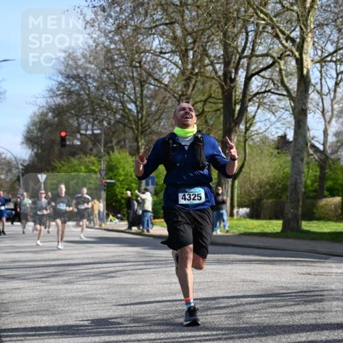 12.04.2026 - 45. Internationalen Wilhelmsburger Insellauf J. Mangold http://msf.ph/oto/9459228 12.04.2026 10:39:21 Ziel 4009, 4608, 2878, 3110, 4040, 4325, 4871, 4393, 4976, 3043, 5405, 5331, 2521, 2953, 4522, 3442, 5688, 3834, 4629, 4401, 2100 meine-sportfotos.de