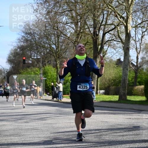 12.04.2026 - 45. Internationalen Wilhelmsburger Insellauf J. Mangold http://msf.ph/oto/9459229 12.04.2026 10:39:21 Ziel 4009, 4608, 2878, 3110, 4040, 4325, 4871, 4393, 4976, 3043, 5405, 5331, 2521, 2953, 4522, 3442, 5688, 3834, 4629, 4401, 2100 meine-sportfotos.de
