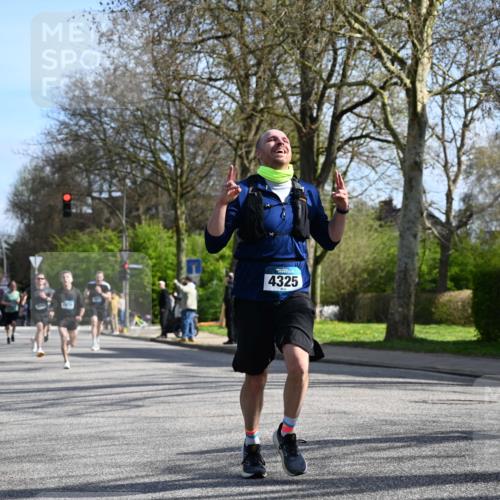 12.04.2026 - 45. Internationalen Wilhelmsburger Insellauf J. Mangold http://msf.ph/oto/9459232 12.04.2026 10:39:22 Ziel 4009, 4608, 2878, 3110, 4040, 4325, 4871, 4393, 4976, 3043, 5405, 5331, 2521, 2521, 2953, 4522, 3442, 5688, 3834, 4629, 3834, 4629, 4401, 2100 meine-sportfotos.de