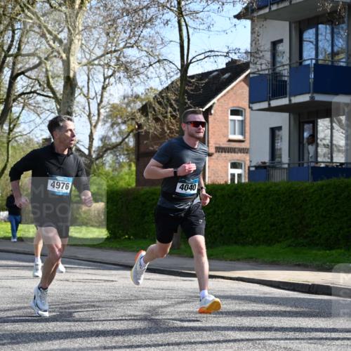 12.04.2026 - 45. Internationalen Wilhelmsburger Insellauf J. Mangold http://msf.ph/oto/9459264 12.04.2026 10:39:26 Ziel 4608, 2878, 3110, 4040, 4325, 4871, 4393, 4976, 3043, 5405, 5331, 2521, 2953, 4522, 4522, 3442, 5688, 3834, 4629, 4401, 2100 meine-sportfotos.de