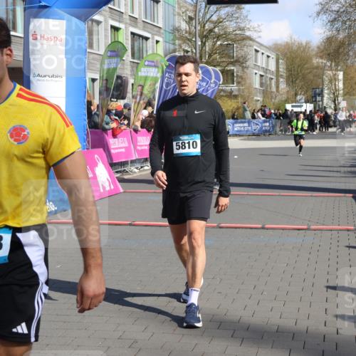 12.04.2026 - 45. Internationalen Wilhelmsburger Insellauf Strokosch-Dieckow http://msf.ph/oto/9459275 12.04.2026 11:05:50 Ziel 5810, 3322 meine-sportfotos.de