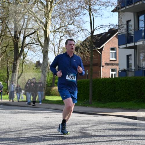 12.04.2026 - 45. Internationalen Wilhelmsburger Insellauf J. Mangold http://msf.ph/oto/9459300 12.04.2026 10:39:32 Ziel 3110, 4040, 4325, 4871, 4393, 4976, 3043, 5405, 5331, 2521, 2953, 4522, 3442, 5688, 5688, 3834, 4629, 4401, 2100, 4490, 3781, 3785 meine-sportfotos.de