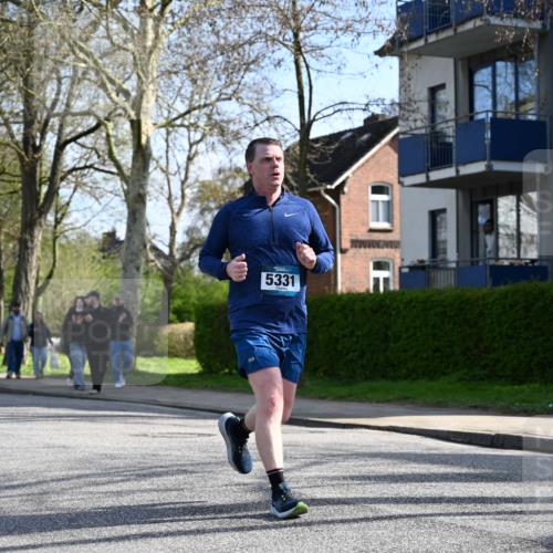 12.04.2026 - 45. Internationalen Wilhelmsburger Insellauf J. Mangold http://msf.ph/oto/9459304 12.04.2026 10:39:32 Ziel 3110, 4040, 4325, 4871, 4393, 4976, 3043, 5405, 5331, 2521, 2953, 4522, 3442, 5688, 5688, 3834, 4629, 4401, 2100, 4490, 3781, 3785 meine-sportfotos.de