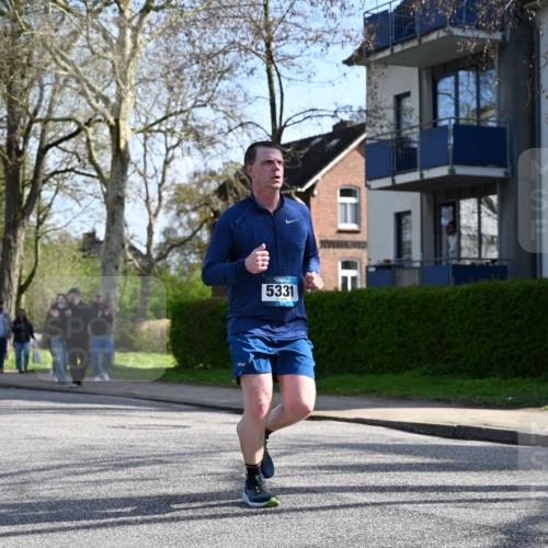 12.04.2026 - 45. Internationalen Wilhelmsburger Insellauf J. Mangold http://msf.ph/oto/9459305 12.04.2026 10:39:32 Ziel 3110, 4040, 4325, 4871, 4393, 4976, 3043, 5405, 5331, 2521, 2953, 4522, 3442, 5688, 5688, 3834, 4629, 4401, 2100, 4490, 3781, 3785 meine-sportfotos.de