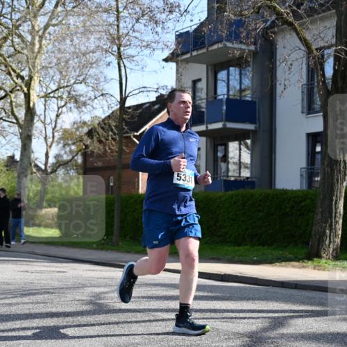 12.04.2026 - 45. Internationalen Wilhelmsburger Insellauf J. Mangold http://msf.ph/oto/9459308 12.04.2026 10:39:32 Ziel 3110, 4040, 4325, 4871, 4393, 4976, 3043, 5405, 5331, 2521, 2953, 4522, 3442, 5688, 5688, 3834, 4629, 4401, 2100, 4490, 3781, 3785 meine-sportfotos.de