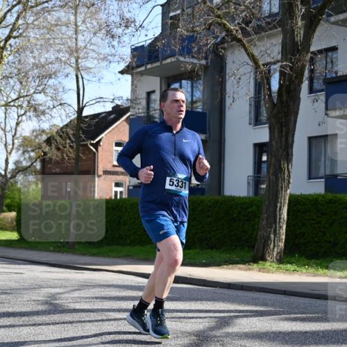 12.04.2026 - 45. Internationalen Wilhelmsburger Insellauf J. Mangold http://msf.ph/oto/9459313 12.04.2026 10:39:32 Ziel 3110, 4040, 4325, 4871, 4393, 4976, 3043, 5405, 5331, 2521, 2953, 4522, 3442, 5688, 5688, 3834, 4629, 4401, 2100, 4490, 3781, 3785 meine-sportfotos.de