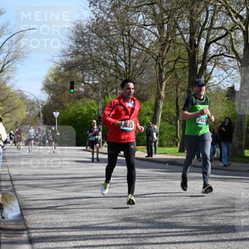12.04.2026 - 45. Internationalen Wilhelmsburger Insellauf J. Mangold http://msf.ph/oto/9459319 12.04.2026 10:39:35 Ziel 4976, 3043, 5405, 5331, 2521, 2953, 4522, 3442, 5688, 3834, 4629, 4401, 2100, 4490, 3781, 3785, 2711 meine-sportfotos.de