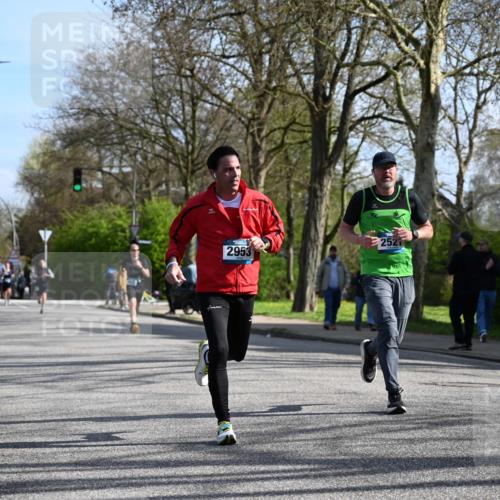 12.04.2026 - 45. Internationalen Wilhelmsburger Insellauf J. Mangold http://msf.ph/oto/9459326 12.04.2026 10:39:35 Ziel 4976, 3043, 5405, 5331, 2521, 2953, 4522, 3442, 5688, 3834, 4629, 4401, 2100, 4490, 3781, 3785, 2711 meine-sportfotos.de