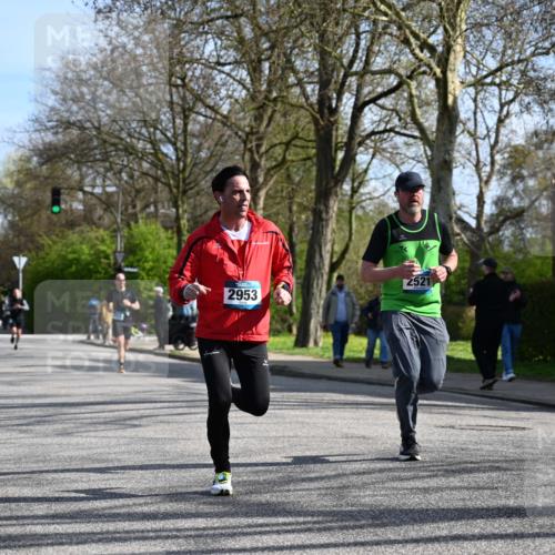 12.04.2026 - 45. Internationalen Wilhelmsburger Insellauf J. Mangold http://msf.ph/oto/9459327 12.04.2026 10:39:36 Ziel 3043, 5405, 5331, 2521, 2953, 4522, 3442, 5688, 3834, 4629, 4401, 2100, 4490, 3781, 3785, 2711 meine-sportfotos.de