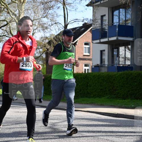 12.04.2026 - 45. Internationalen Wilhelmsburger Insellauf J. Mangold http://msf.ph/oto/9459336 12.04.2026 10:39:36 Ziel 3043, 5405, 5331, 2521, 2953, 4522, 3442, 5688, 3834, 4629, 4401, 2100, 4490, 3781, 3785, 2711 meine-sportfotos.de