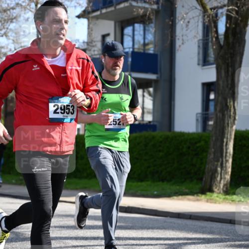 12.04.2026 - 45. Internationalen Wilhelmsburger Insellauf J. Mangold http://msf.ph/oto/9459343 12.04.2026 10:39:37 Ziel 3043, 5405, 5331, 2521, 2953, 4522, 3442, 5688, 3834, 4629, 4401, 2100, 4490, 3781, 3785, 2711 meine-sportfotos.de