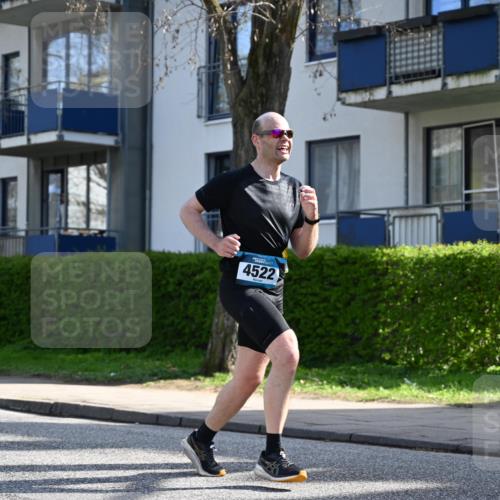 12.04.2026 - 45. Internationalen Wilhelmsburger Insellauf J. Mangold http://msf.ph/oto/9459355 12.04.2026 10:39:41 Ziel 5331, 2521, 2953, 4522, 3442, 5688, 3834, 4629, 4401, 4401, 2100, 4490, 3781, 3785, 2711, 3144 meine-sportfotos.de
