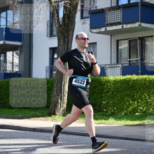 12.04.2026 - 45. Internationalen Wilhelmsburger Insellauf J. Mangold http://msf.ph/oto/9459356 12.04.2026 10:39:41 Ziel 5331, 2521, 2953, 4522, 3442, 5688, 3834, 4629, 4401, 4401, 2100, 4490, 3781, 3785, 2711, 3144 meine-sportfotos.de