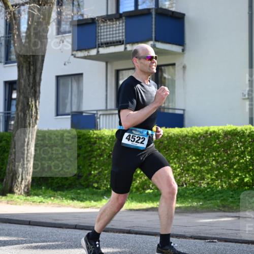 12.04.2026 - 45. Internationalen Wilhelmsburger Insellauf J. Mangold http://msf.ph/oto/9459360 12.04.2026 10:39:42 Ziel 5331, 2521, 2953, 4522, 3442, 5688, 3834, 4629, 4401, 2100, 4490, 3781, 3785, 2711, 3144 meine-sportfotos.de