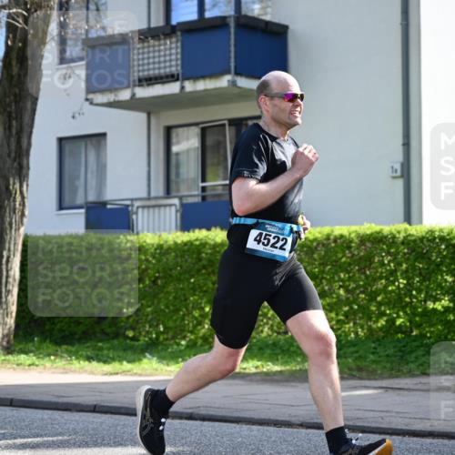 12.04.2026 - 45. Internationalen Wilhelmsburger Insellauf J. Mangold http://msf.ph/oto/9459362 12.04.2026 10:39:42 Ziel 5331, 2521, 2953, 4522, 3442, 5688, 3834, 4629, 4401, 2100, 4490, 3781, 3785, 2711, 3144 meine-sportfotos.de