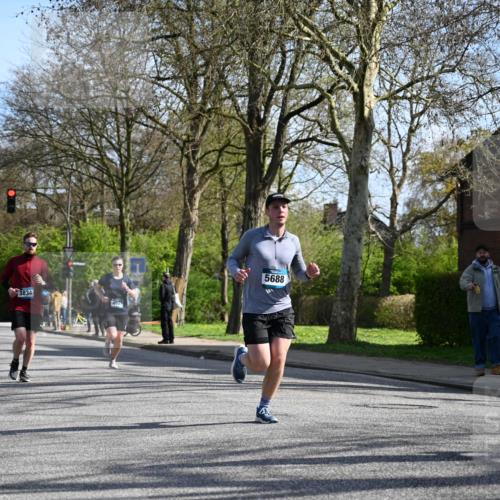 12.04.2026 - 45. Internationalen Wilhelmsburger Insellauf J. Mangold http://msf.ph/oto/9459363 12.04.2026 10:39:46 Ziel 2521, 2953, 4522, 3442, 5688, 3834, 4629, 4401, 2100, 4490, 3781, 3785, 2711, 3144, 5606, 3702, 4907, 2525 meine-sportfotos.de