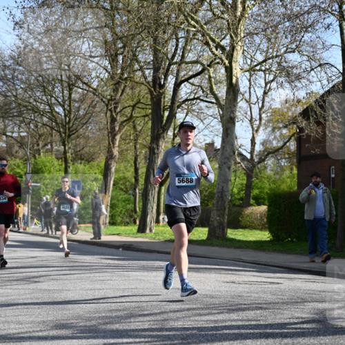 12.04.2026 - 45. Internationalen Wilhelmsburger Insellauf J. Mangold http://msf.ph/oto/9459367 12.04.2026 10:39:46 Ziel 2521, 2953, 4522, 3442, 5688, 3834, 4629, 4401, 2100, 4490, 3781, 3785, 2711, 3144, 5606, 3702, 4907, 2525 meine-sportfotos.de