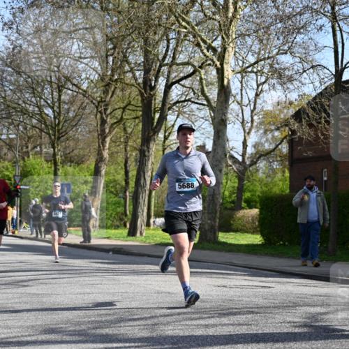 12.04.2026 - 45. Internationalen Wilhelmsburger Insellauf J. Mangold http://msf.ph/oto/9459368 12.04.2026 10:39:46 Ziel 2521, 2953, 4522, 3442, 5688, 3834, 4629, 4401, 2100, 4490, 3781, 3785, 2711, 3144, 5606, 3702, 4907, 2525 meine-sportfotos.de