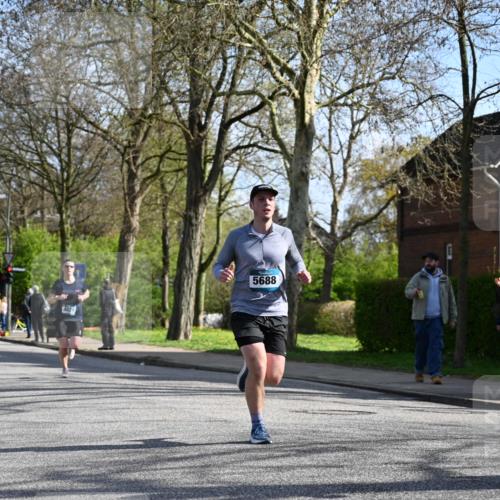 12.04.2026 - 45. Internationalen Wilhelmsburger Insellauf J. Mangold http://msf.ph/oto/9459369 12.04.2026 10:39:46 Ziel 2521, 2953, 4522, 3442, 5688, 3834, 4629, 4401, 2100, 4490, 3781, 3785, 2711, 3144, 5606, 3702, 4907, 2525 meine-sportfotos.de