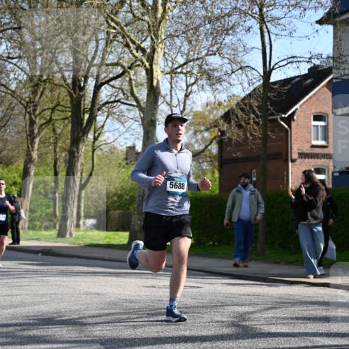 12.04.2026 - 45. Internationalen Wilhelmsburger Insellauf J. Mangold http://msf.ph/oto/9459376 12.04.2026 10:39:46 Ziel 2521, 2953, 4522, 3442, 5688, 3834, 4629, 4401, 2100, 4490, 3781, 3785, 2711, 3144, 5606, 3702, 4907, 2525 meine-sportfotos.de