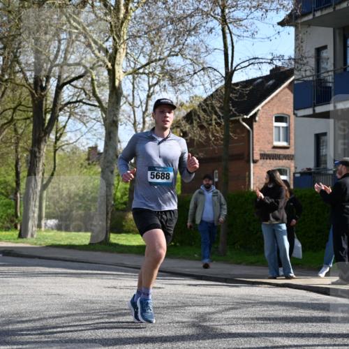 12.04.2026 - 45. Internationalen Wilhelmsburger Insellauf J. Mangold http://msf.ph/oto/9459379 12.04.2026 10:39:46 Ziel 2521, 2953, 4522, 3442, 5688, 3834, 4629, 4401, 2100, 4490, 3781, 3785, 2711, 3144, 5606, 3702, 4907, 2525 meine-sportfotos.de