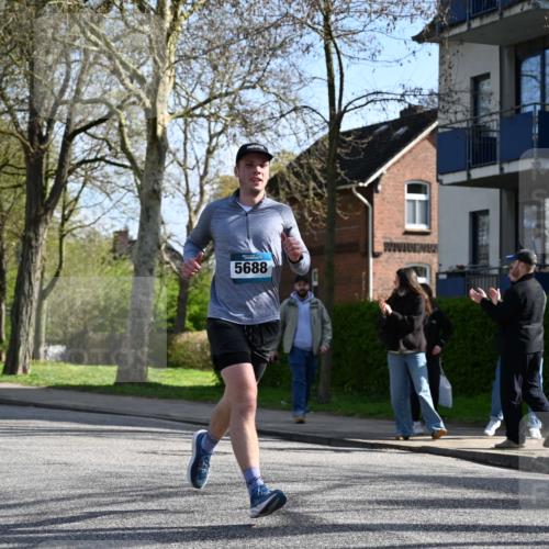 12.04.2026 - 45. Internationalen Wilhelmsburger Insellauf J. Mangold http://msf.ph/oto/9459380 12.04.2026 10:39:46 Ziel 2521, 2953, 4522, 3442, 5688, 3834, 4629, 4401, 2100, 4490, 3781, 3785, 2711, 3144, 5606, 3702, 4907, 2525 meine-sportfotos.de