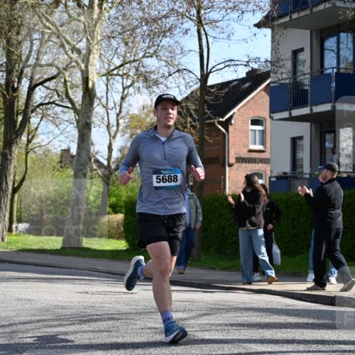12.04.2026 - 45. Internationalen Wilhelmsburger Insellauf J. Mangold http://msf.ph/oto/9459381 12.04.2026 10:39:47 Ziel 2521, 2953, 4522, 3442, 5688, 3834, 4629, 4401, 2100, 4490, 3781, 3785, 2711, 2711, 3144, 5606, 3702, 4907, 2525 meine-sportfotos.de
