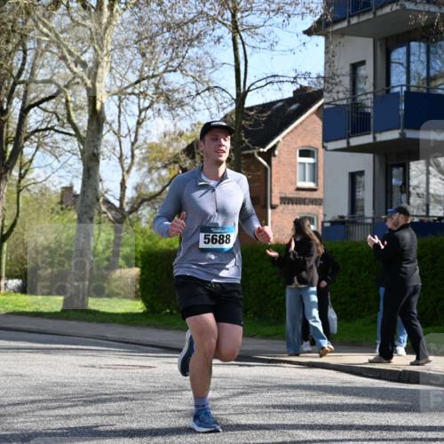 12.04.2026 - 45. Internationalen Wilhelmsburger Insellauf J. Mangold http://msf.ph/oto/9459382 12.04.2026 10:39:47 Ziel 2521, 2953, 4522, 3442, 5688, 3834, 4629, 4401, 2100, 4490, 3781, 3785, 2711, 2711, 3144, 5606, 3702, 4907, 2525 meine-sportfotos.de