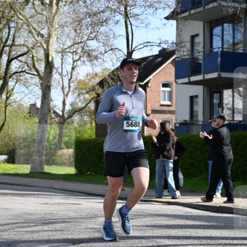 12.04.2026 - 45. Internationalen Wilhelmsburger Insellauf J. Mangold http://msf.ph/oto/9459383 12.04.2026 10:39:47 Ziel 2521, 2953, 4522, 3442, 5688, 3834, 4629, 4401, 2100, 4490, 3781, 3785, 2711, 2711, 3144, 5606, 3702, 4907, 2525 meine-sportfotos.de