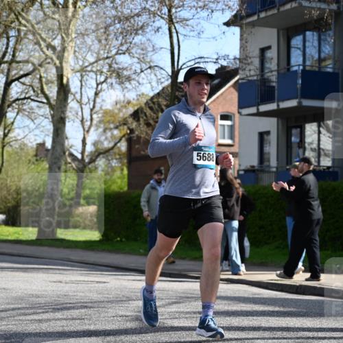 12.04.2026 - 45. Internationalen Wilhelmsburger Insellauf J. Mangold http://msf.ph/oto/9459386 12.04.2026 10:39:47 Ziel 2521, 2953, 4522, 3442, 5688, 3834, 4629, 4401, 2100, 4490, 3781, 3785, 2711, 2711, 3144, 5606, 3702, 4907, 2525 meine-sportfotos.de