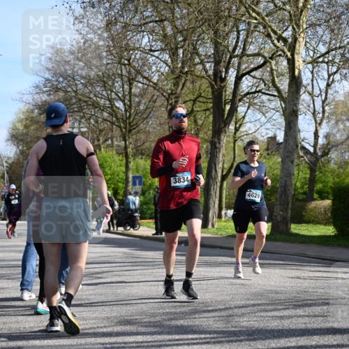12.04.2026 - 45. Internationalen Wilhelmsburger Insellauf J. Mangold http://msf.ph/oto/9459391 12.04.2026 10:39:48 Ziel 2953, 4522, 3442, 5688, 3834, 4629, 4401, 2100, 4490, 3781, 3785, 2711, 3144, 5606, 3702, 4907, 2525, 3677, 2379 meine-sportfotos.de