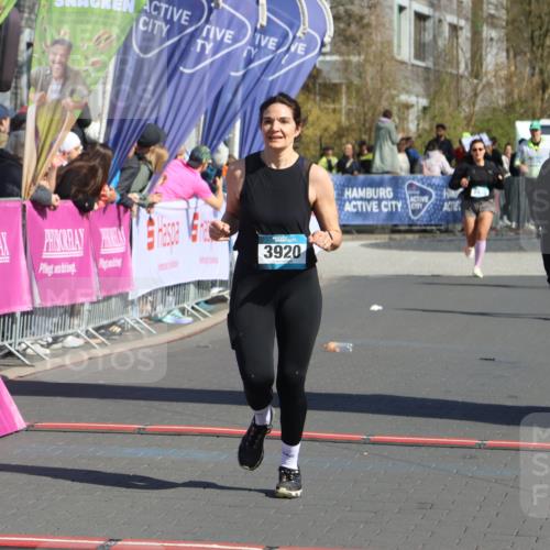 12.04.2026 - 45. Internationalen Wilhelmsburger Insellauf Strokosch-Dieckow http://msf.ph/oto/9459411 12.04.2026 11:06:04 Ziel 3920, 2267, 2268 meine-sportfotos.de