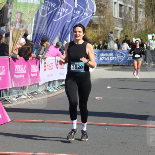 12.04.2026 - 45. Internationalen Wilhelmsburger Insellauf Strokosch-Dieckow http://msf.ph/oto/9459419 12.04.2026 11:06:04 Ziel 3920, 2267, 2268 meine-sportfotos.de