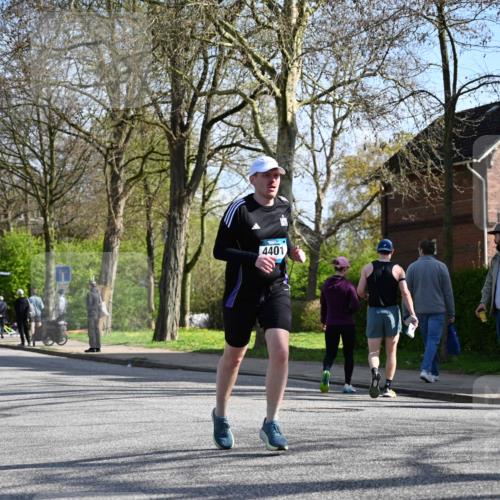 12.04.2026 - 45. Internationalen Wilhelmsburger Insellauf J. Mangold http://msf.ph/oto/9459424 12.04.2026 10:39:55 Ziel 3442, 5688, 3834, 4629, 4401, 2100, 4490, 3781, 3785, 2711, 3144, 5606, 3702, 4907, 2525, 3677, 2379 meine-sportfotos.de