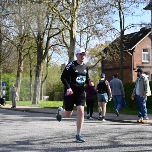 12.04.2026 - 45. Internationalen Wilhelmsburger Insellauf J. Mangold http://msf.ph/oto/9459427 12.04.2026 10:39:55 Ziel 3442, 5688, 3834, 4629, 4401, 2100, 4490, 3781, 3785, 2711, 3144, 5606, 3702, 4907, 2525, 3677, 2379 meine-sportfotos.de