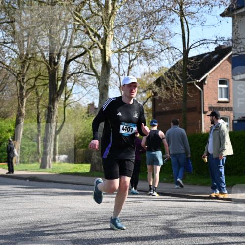 12.04.2026 - 45. Internationalen Wilhelmsburger Insellauf J. Mangold http://msf.ph/oto/9459428 12.04.2026 10:39:55 Ziel 3442, 5688, 3834, 4629, 4401, 2100, 4490, 3781, 3785, 2711, 3144, 5606, 3702, 4907, 2525, 3677, 2379 meine-sportfotos.de