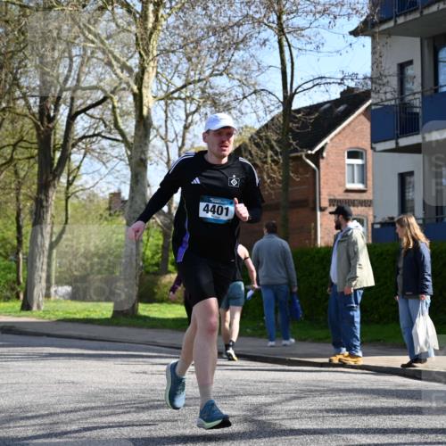 12.04.2026 - 45. Internationalen Wilhelmsburger Insellauf J. Mangold http://msf.ph/oto/9459432 12.04.2026 10:39:55 Ziel 3442, 5688, 3834, 4629, 4401, 2100, 4490, 3781, 3785, 2711, 3144, 5606, 3702, 4907, 2525, 3677, 2379 meine-sportfotos.de
