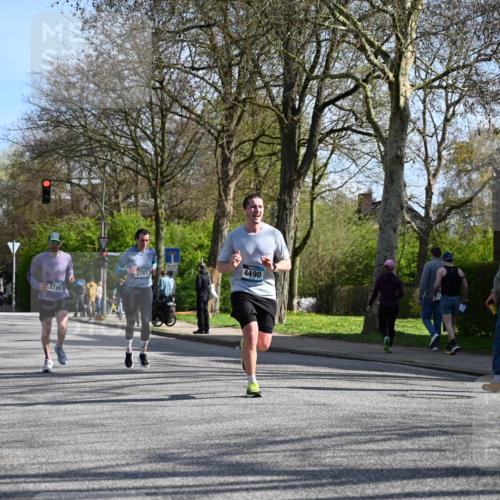 12.04.2026 - 45. Internationalen Wilhelmsburger Insellauf J. Mangold http://msf.ph/oto/9459467 12.04.2026 10:40:02 Ziel 4401, 2100, 4490, 3781, 3785, 2711, 3144, 5606, 3702, 4907, 2525, 3677, 2379, 3171, 5832, 4680 meine-sportfotos.de